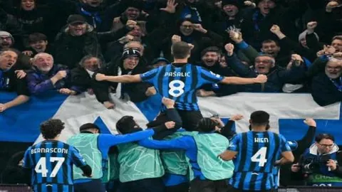 網球：泪洒沙地，“王者费”深情告别，纳达尔动情致敬引共鸣